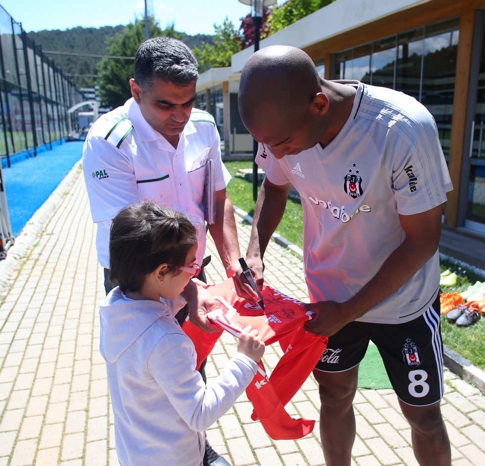 Şehit Uzman Çavuş Engin Üstün’ün kızı ve eşinden Beşiktaş Futbol Takımına ziyaret - Görsel 7