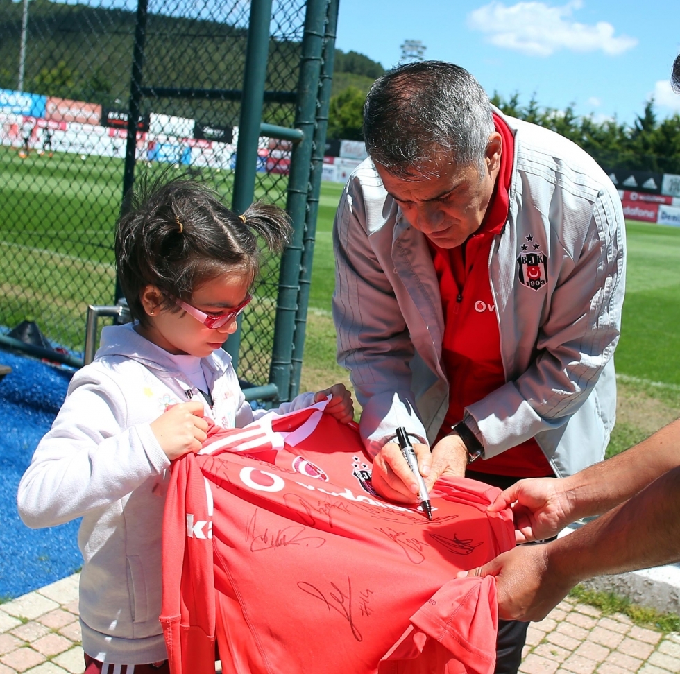 Şehit Uzman Çavuş Engin Üstün’ün kızı ve eşinden Beşiktaş Futbol Takımına ziyaret - Görsel 9