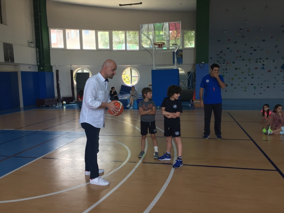 Beşiktaş Sompo Japan'ın yardımcı antrenörü Gökhan Güney, öğrencilerle bir araya geldi - Görsel 1