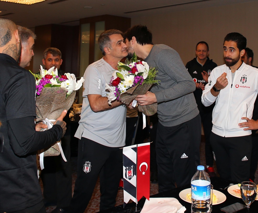 Şenol Güneş ve yardımcıları için Öğretmen Günü kutlaması! - Görsel 1