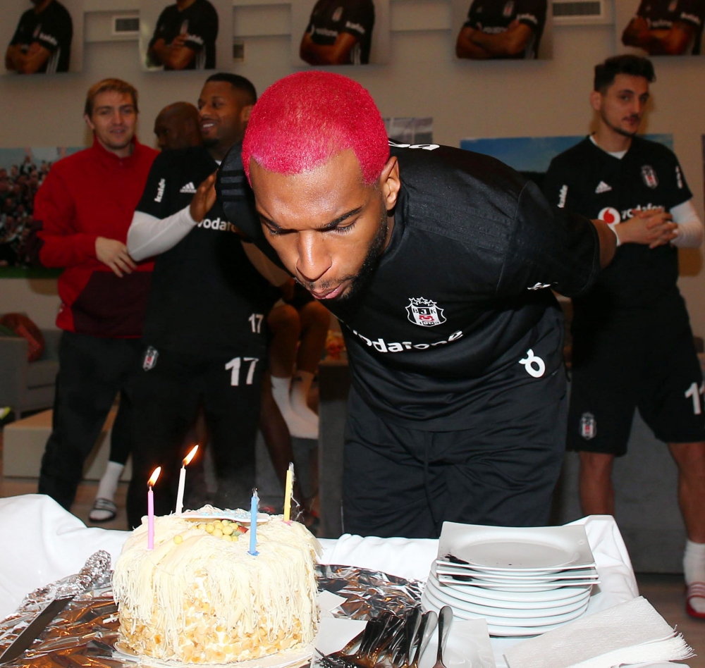 Ryan Babel'e tesislerde doğum günü kutlaması - Görsel 1