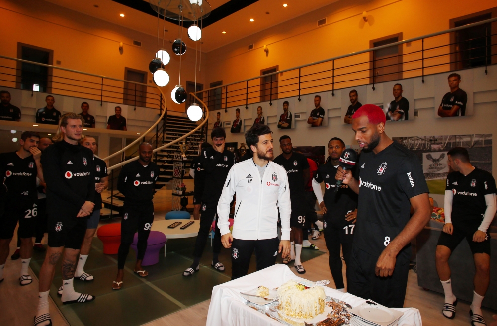 Ryan Babel'e tesislerde doğum günü kutlaması - Görsel 11