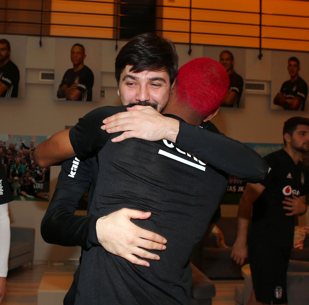 Ryan Babel'e tesislerde doğum günü kutlaması - Görsel 2