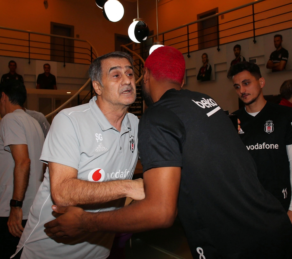 Ryan Babel'e tesislerde doğum günü kutlaması - Görsel 6