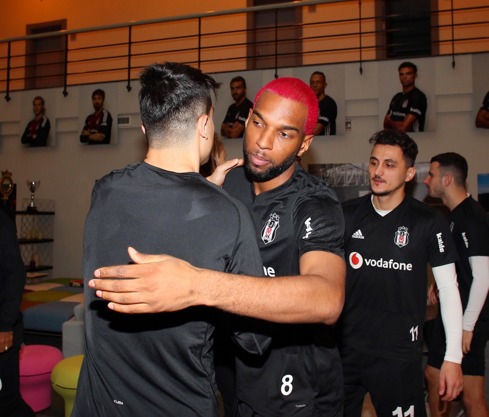 Ryan Babel'e tesislerde doğum günü kutlaması - Görsel 7