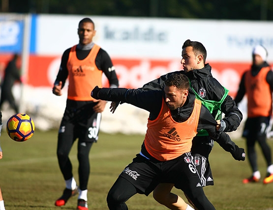 Beşiktaş'ın bugünkü antrenmanından kareler - Görsel 3