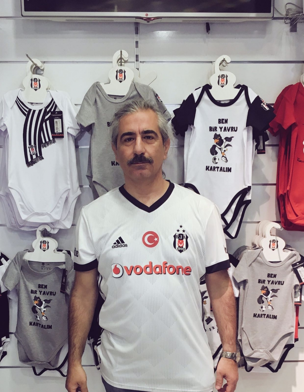 Formayı alır almaz giydiler! İşte Beşiktaş taraftarının yeni formalarla - Görsel 3