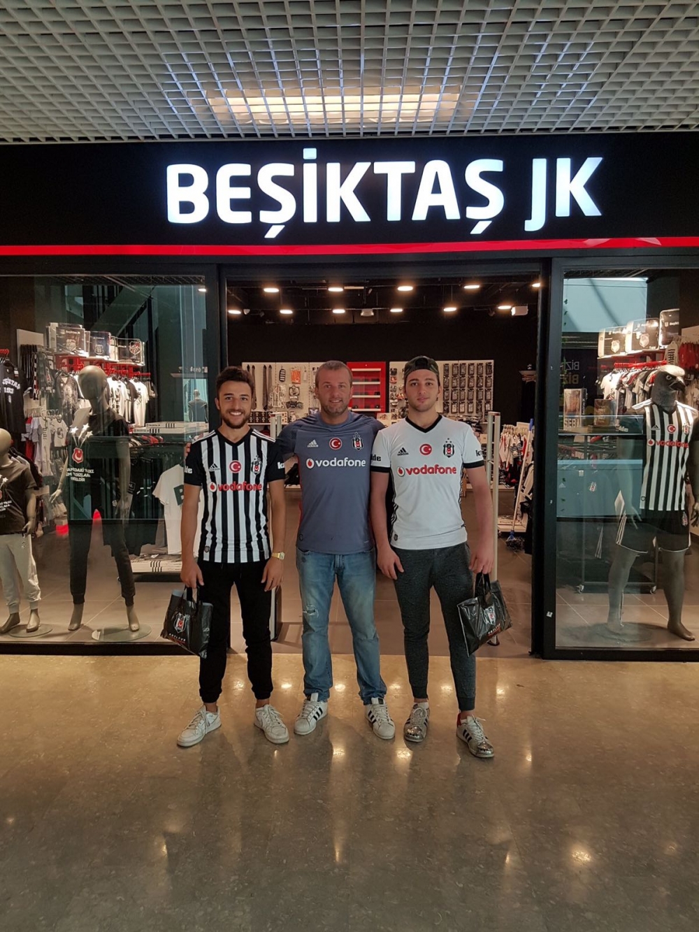 Formayı alır almaz giydiler! İşte Beşiktaş taraftarının yeni formalarla - Görsel 4