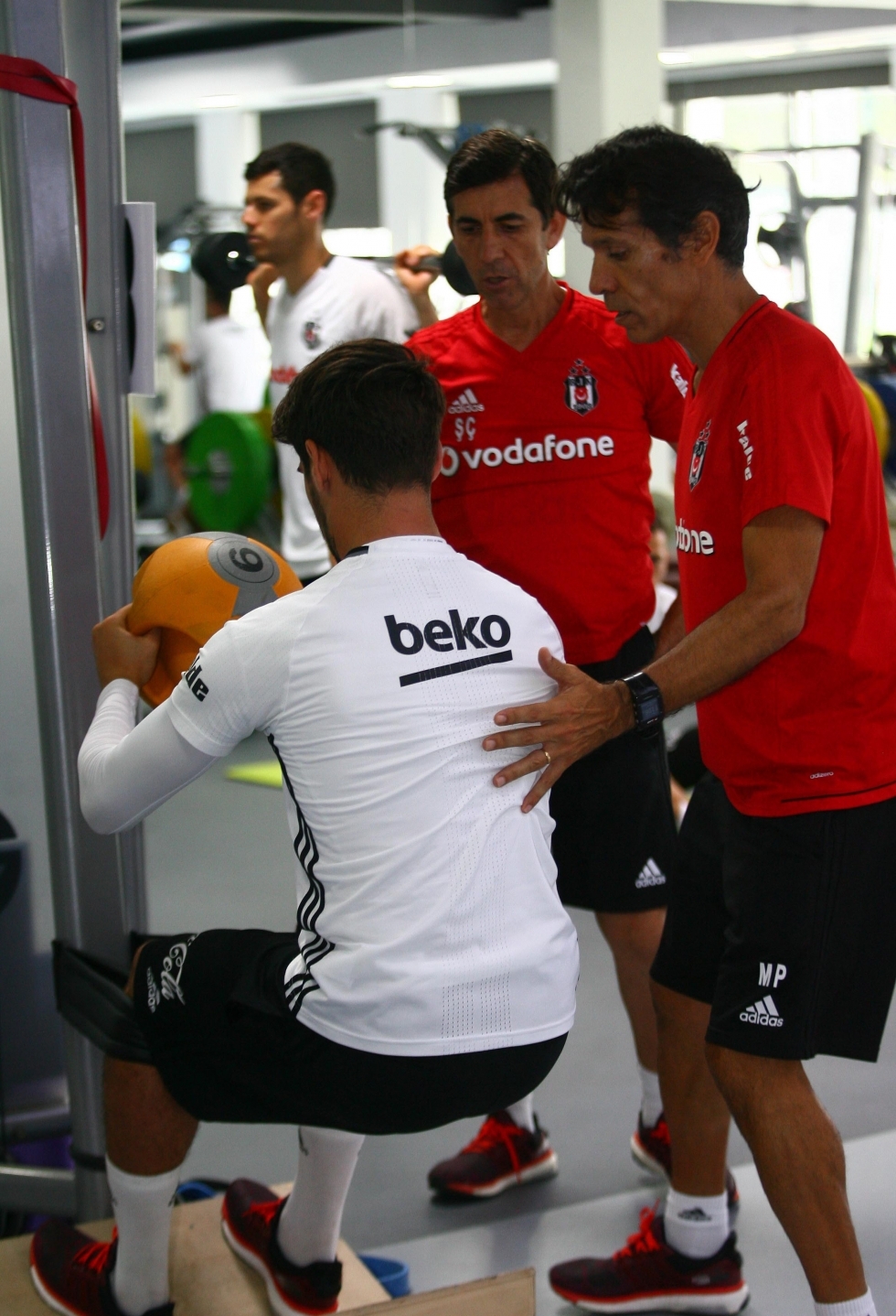 Beşiktaş salonda çalıştı! İşte sabah idmanından kareler - Görsel 8