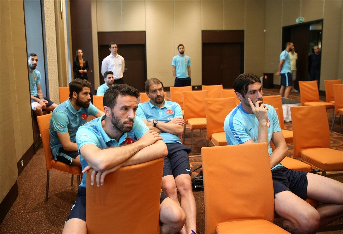 arda_turana_gazetecilerden_protesto212goolu.jpg arda_turana_gazetecilerden_protesto212goolu.jpg