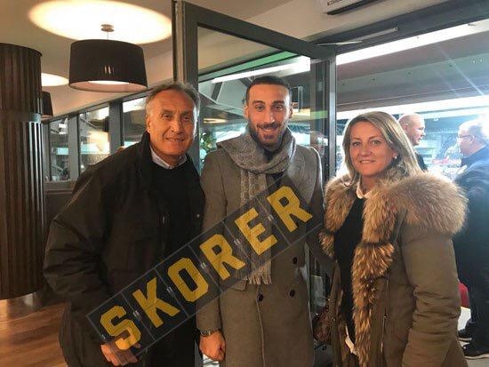 Cenk Tosun, Liverpool-Everton maçı ailesi ile birlikte statta izledi! - Görsel 1