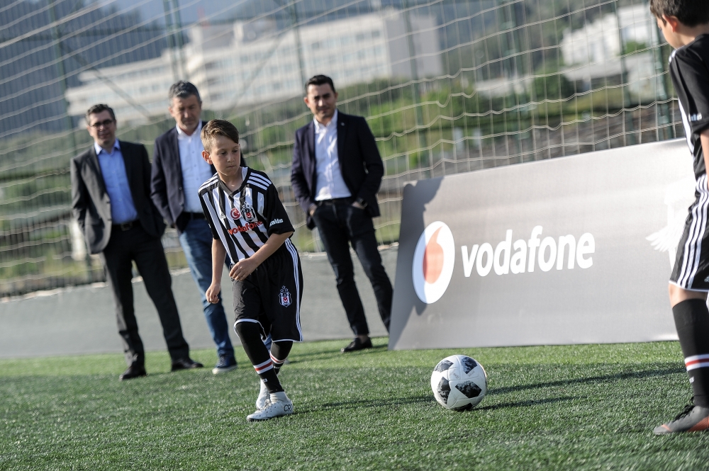 Beşiktaş efsanesi Fikret Demirer, Vodafone Geleceğin KaraKartalı projesinde İzmirli çocuklarla buluştu - Görsel 7