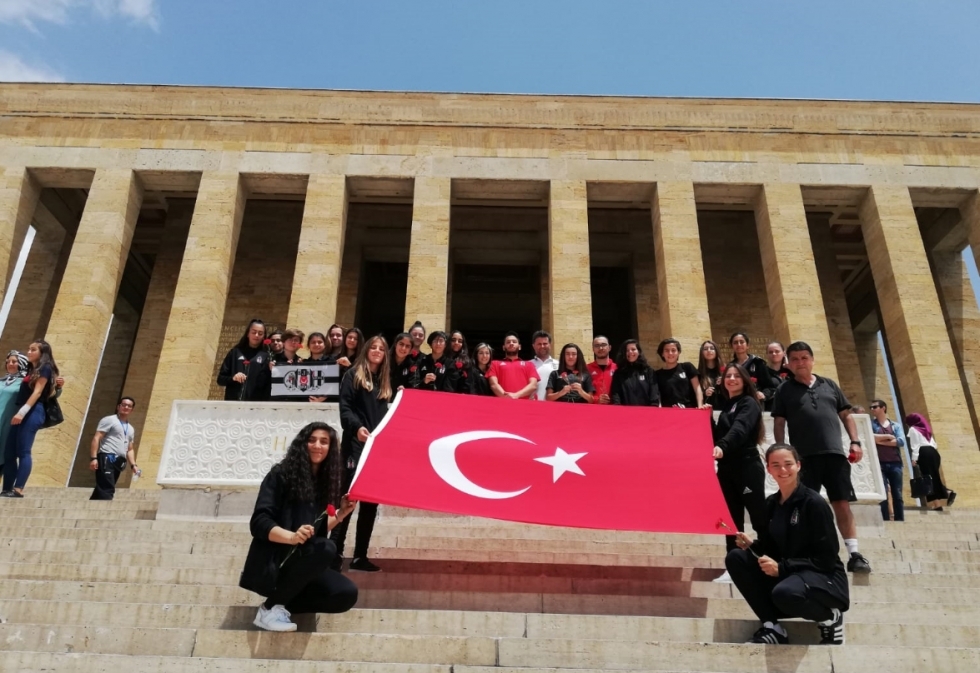 Beşiktaş Yıldız Kız Futbol Takımı Anıtkabir’i ziyaret etti - Görsel 2