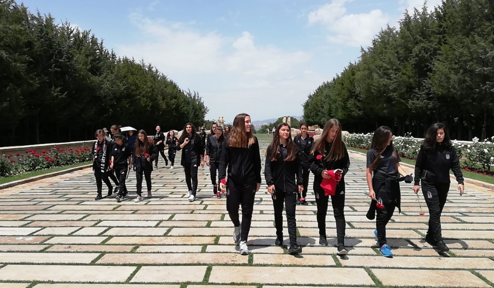 Beşiktaş Yıldız Kız Futbol Takımı Anıtkabir’i ziyaret etti - Görsel 3