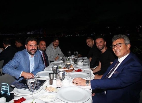 Beşiktaş'ın yeni yönetimi takımla akşam yemeğinde buluştu! İşte o anlardan kareler - Görsel 7