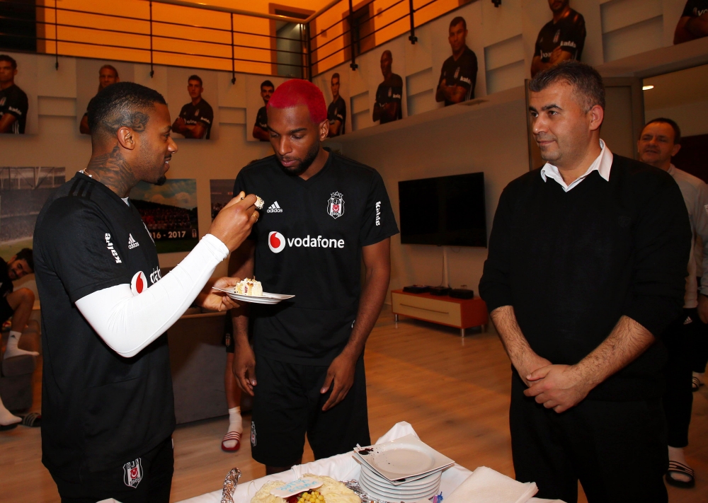Ryan Babel'e tesislerde doğum günü kutlaması - Görsel 4