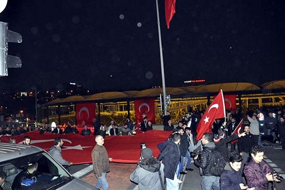 Vatandaşlar Vodafone Arena önünde toplandı - Görsel 5