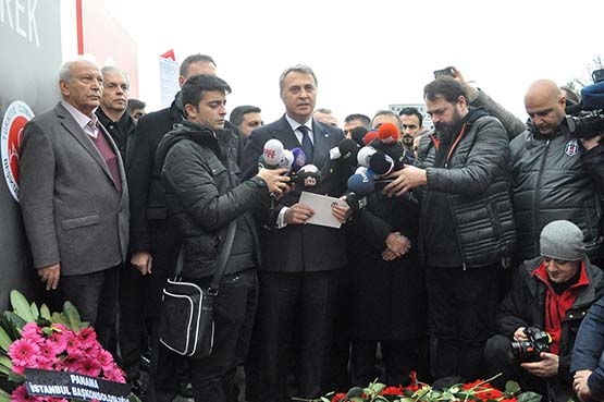 Fikret Orman şehitler için karanfil bıraktı - Görsel 1