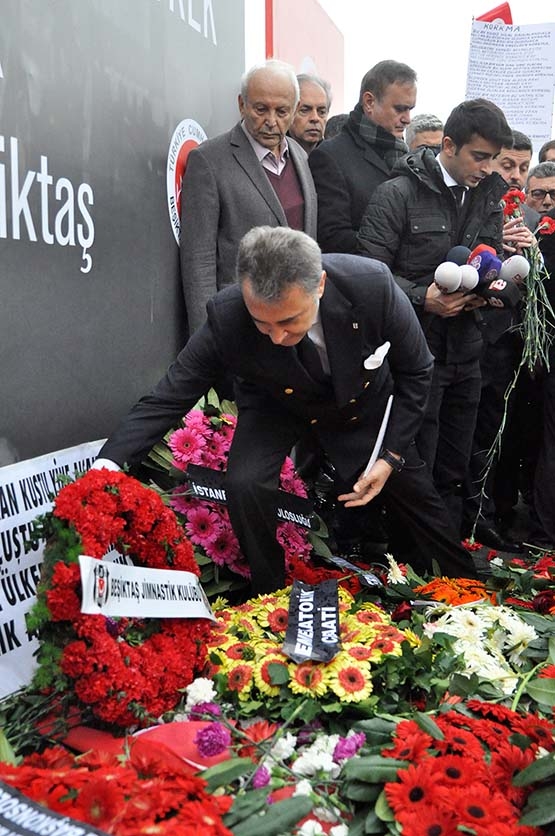 Fikret Orman şehitler için karanfil bıraktı - Görsel 10