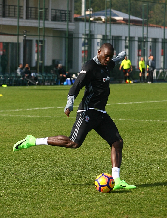 Demba Ba ayağının tozuyla Nevzat Demir'de çalışmalara başladı - Görsel 12