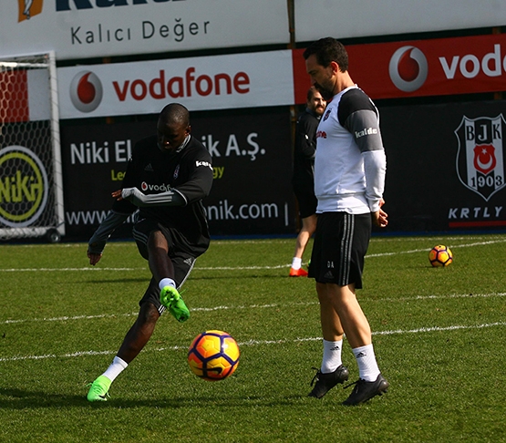 Demba Ba ayağının tozuyla Nevzat Demir'de çalışmalara başladı - Görsel 3