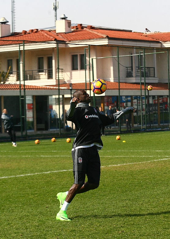 Demba Ba ayağının tozuyla Nevzat Demir'de çalışmalara başladı - Görsel 4