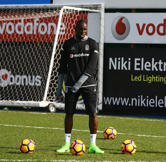 Demba Ba ayağının tozuyla Nevzat Demir'de çalışmalara başladı - Görsel 5