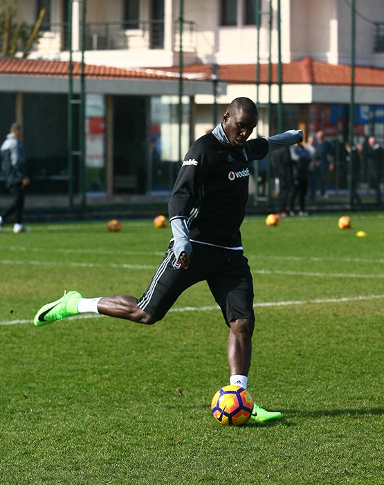 Demba Ba ayağının tozuyla Nevzat Demir'de çalışmalara başladı - Görsel 7