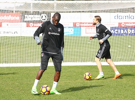 Demba Ba ayağının tozuyla Nevzat Demir'de çalışmalara başladı - Görsel 8