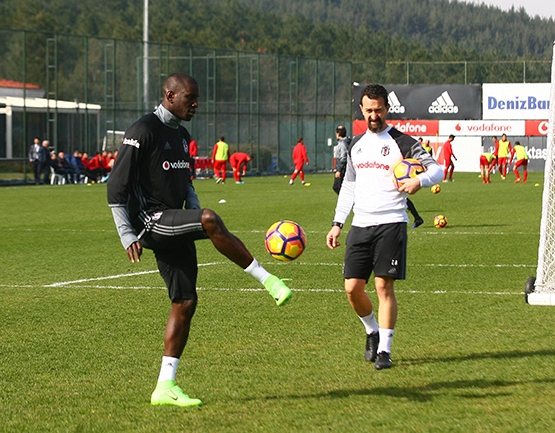 Demba Ba ayağının tozuyla Nevzat Demir'de çalışmalara başladı - Görsel 9