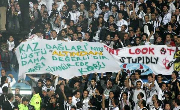 Beşiktaş tribünlerinin futbol dışı pankartları 1 - Görsel 10