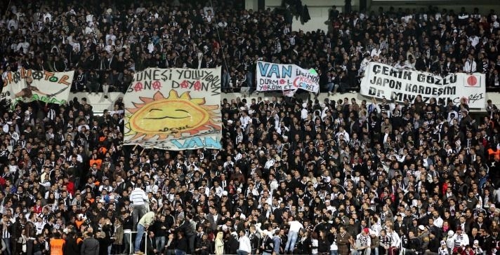Beşiktaş tribünlerinin futbol dışı pankartları 1 - Görsel 11